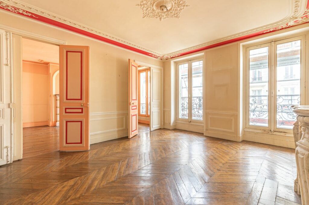 Séjour avec parquet en point de Hongrie, appartement rue de Rivoli, Paris 4e