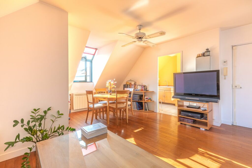 Séjour lumineux sous les toits, appartement rue des Francs-Bourgeois, Paris 3e