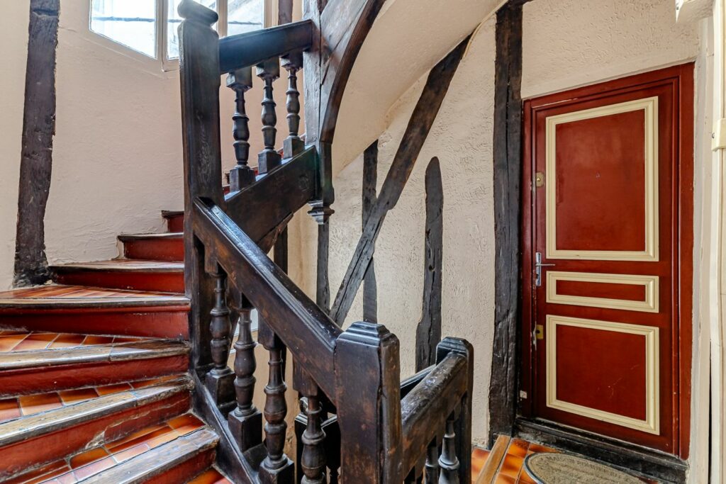 Escalier à pans de bois d'un immeuble ancien rue Saint-Martin, Paris 4e